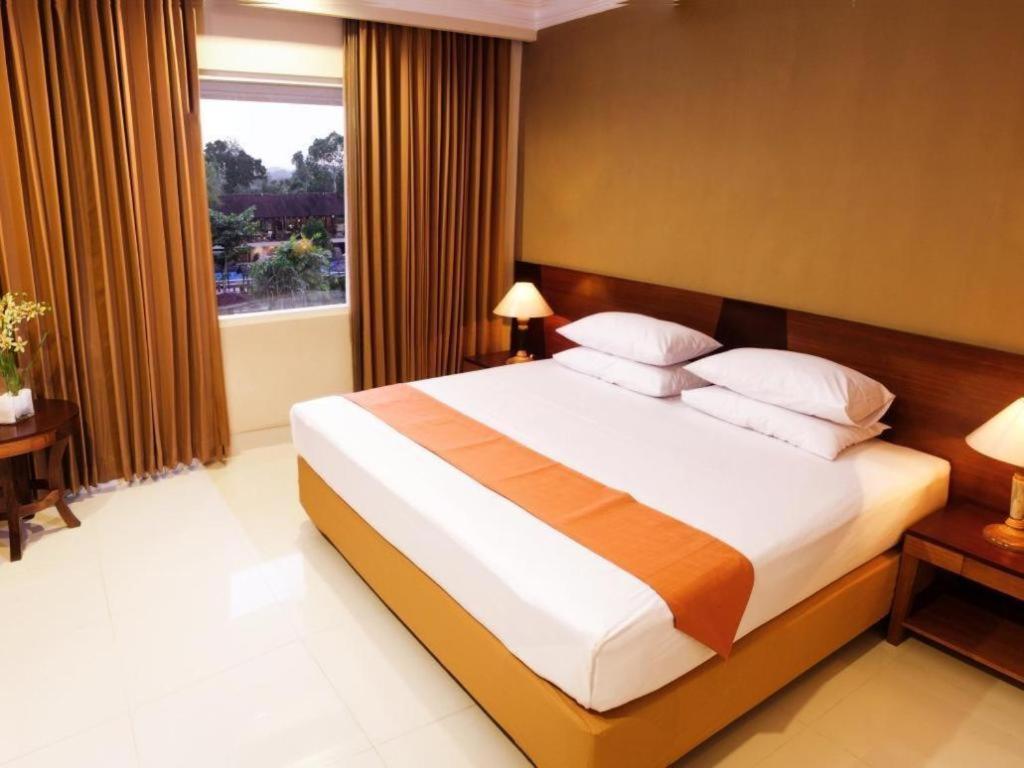 Wonua Monapa Hotel Resort Kendari Exterior photo